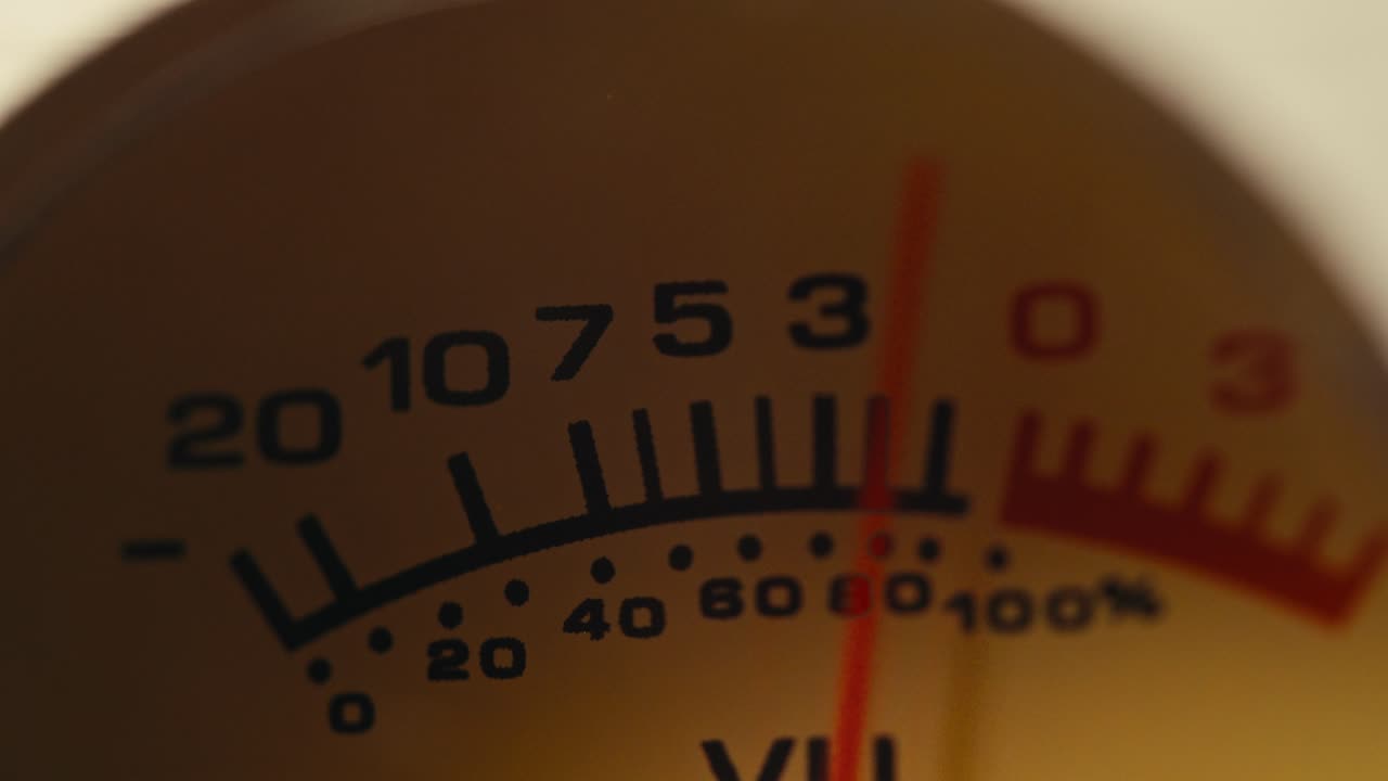 하이파이 증폭기: 고전적인 사운드 패널에서 오디오 신호 수준을 모니터링하는 오디오 콘솔, 화살표와 함께 클로즈업 아날로그 신호 지표