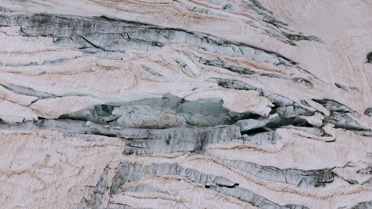 Valmalenco, Italien - Den tykke is, der omslutter overfladen af Fellaria-gletsjeren - Luftfoto fra drone