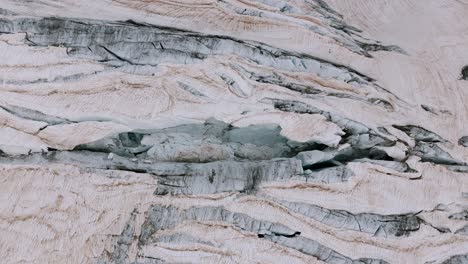 valmalenco, italia - el grueso hielo que envuelve la superficie del glaciar fellaria - fotografía aérea de un dron