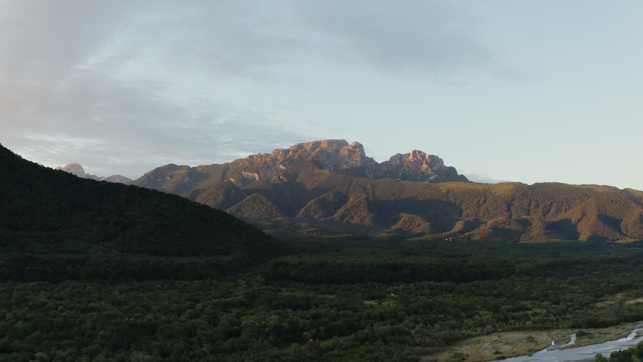 el atardecer del valle de la montaña