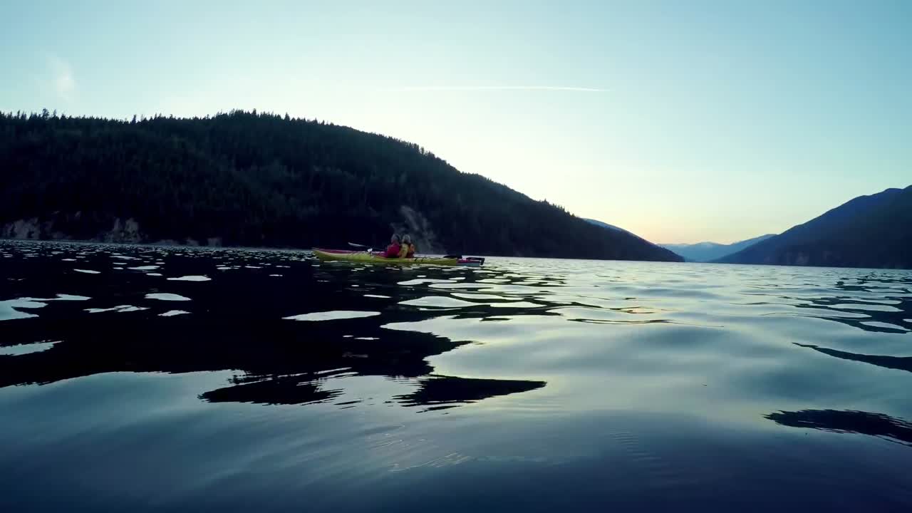 turista remando un bote en el río 4k