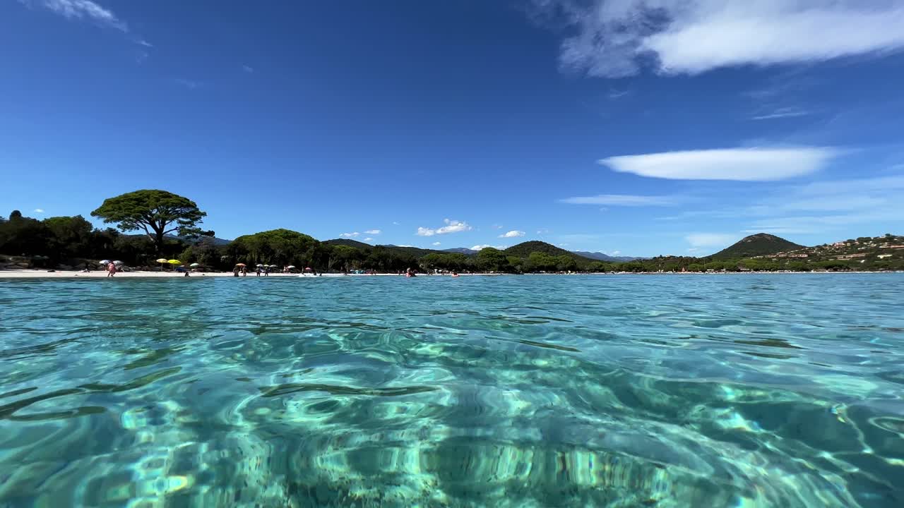 프랑스 코르시카 섬의 산타 줄리아 아름다운 해변의 아름다운 낮은 각도의 해수면