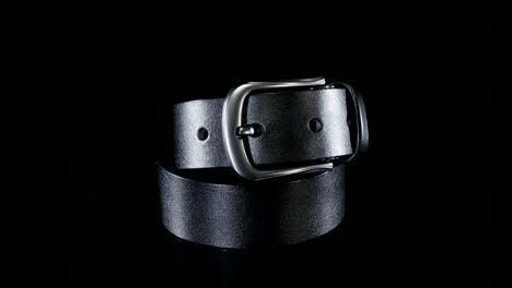 el cinturón de los hombres negros gira sobre un fondo negro