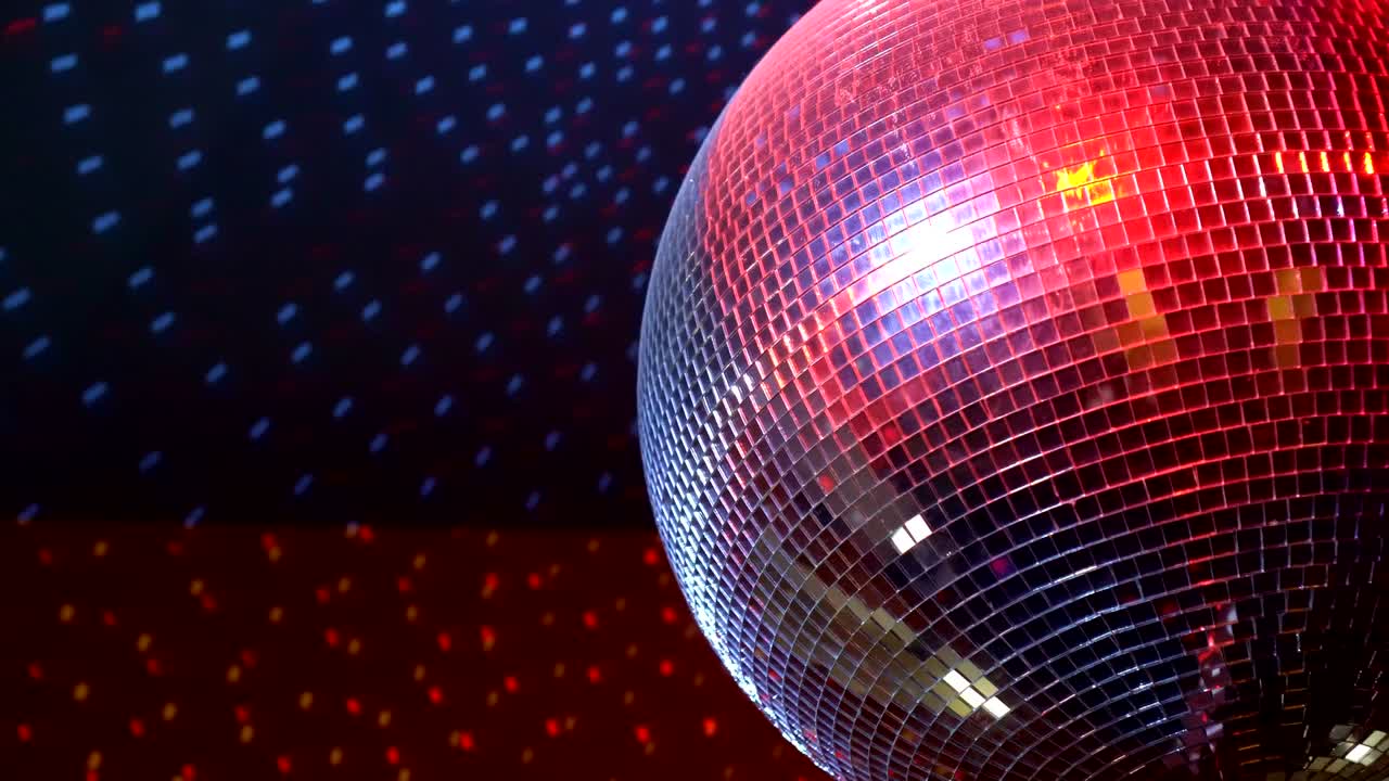 la bola de discoteca giratoria y brillante. el concepto de la fiesta nocturna.