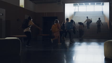 Alumnos-Del-Grupo-Salen-Corriendo-De-La-Escalera-Del-Aula.-Adolescentes-Saliendo-De-Clases.