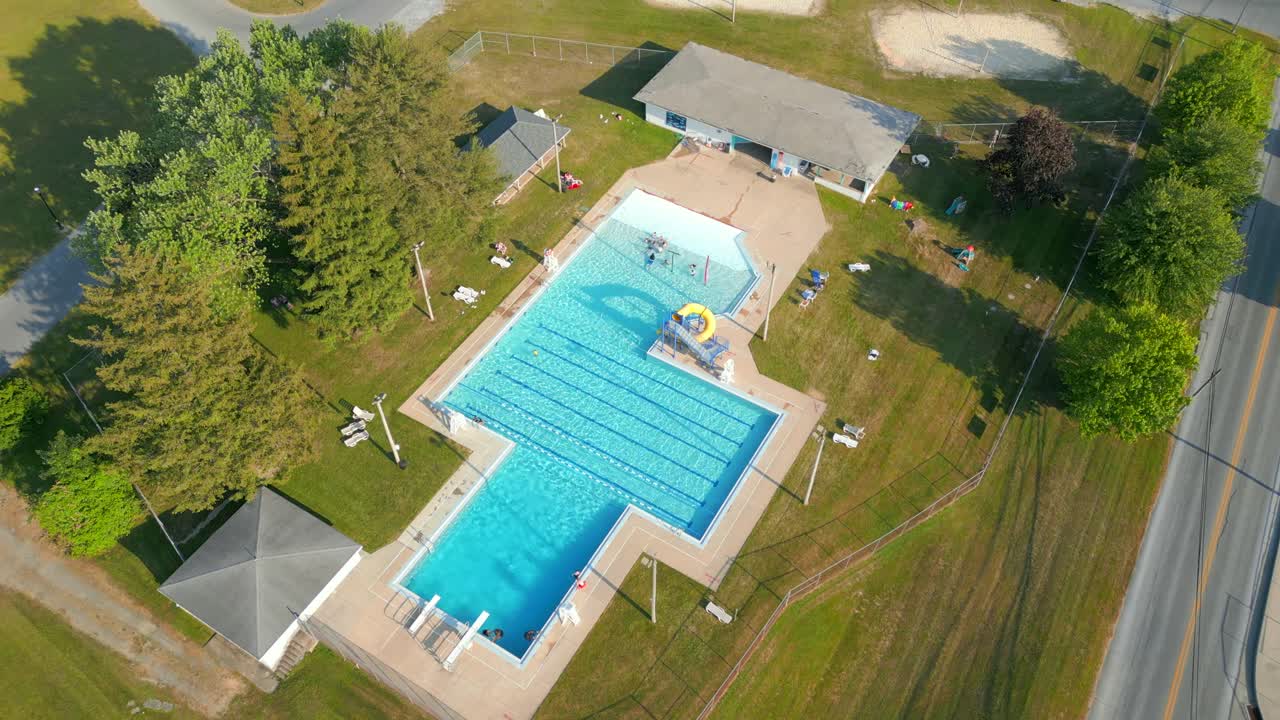 Droneudsigt over swimmingpool.