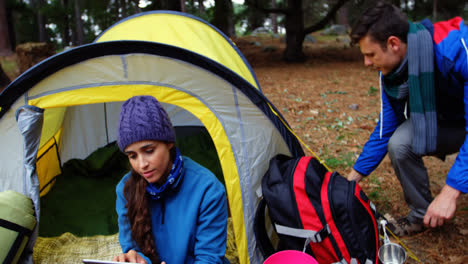 Mujer-Excursionista-Usando-Su-Tableta-