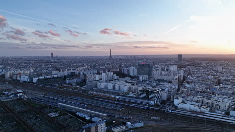 Ein-Blick-Aus-Der-Vogelperspektive-Auf-Clichy:-Das-Sich-Entwickelnde-Viertel-Von-Paris,-Das-Den-Charme-Der-Alten-Welt-Vereint