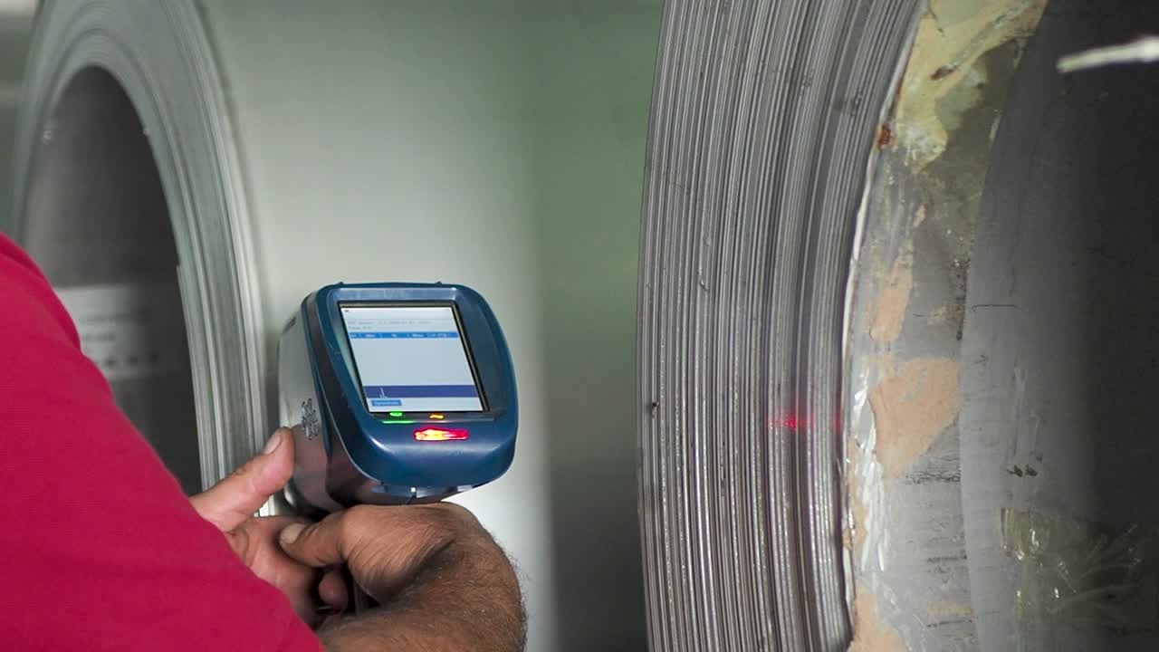 분광계를 검사하는 품질 관리자, 공장에서 강철의 화학 성분 확인