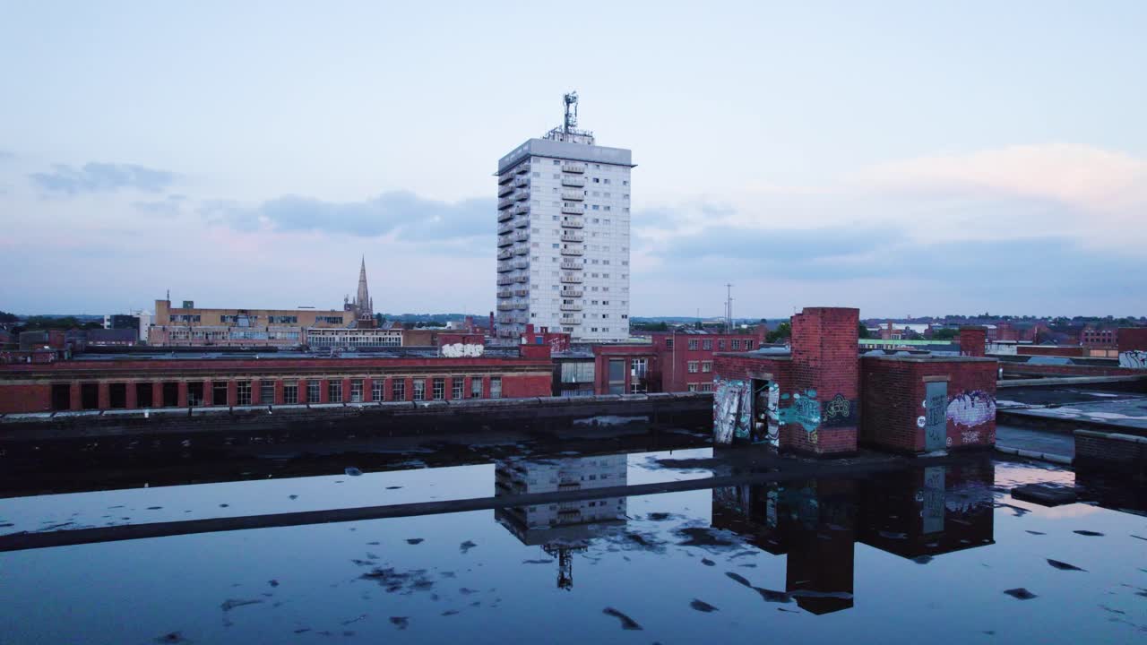 imágenes aéreas del bloque de pisos del paisaje de la ciudad de leicester con reflejo en el agua