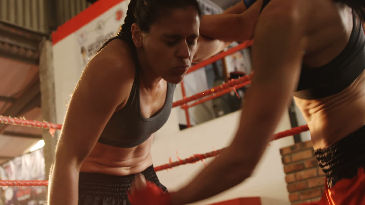 dos boxeadoras practicando en el ring de boxeo
