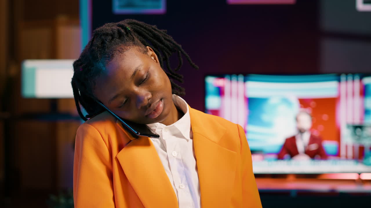 아프리카계 미국인 학생이 드폰에서 전화에 응답하고 있다.