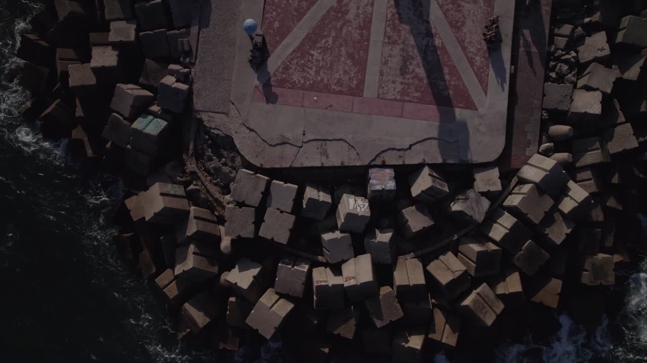 미라마 비치 방파제에서 계시의 공중 촬영