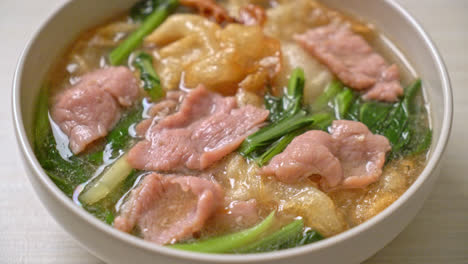 Noodles-with-Pork-in-Gravy-Sauce---Asian-food-style