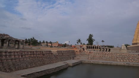 vista panorámica del templo virupaksha gopuram o gopura o torre de entrada monumental con estanque en hampi