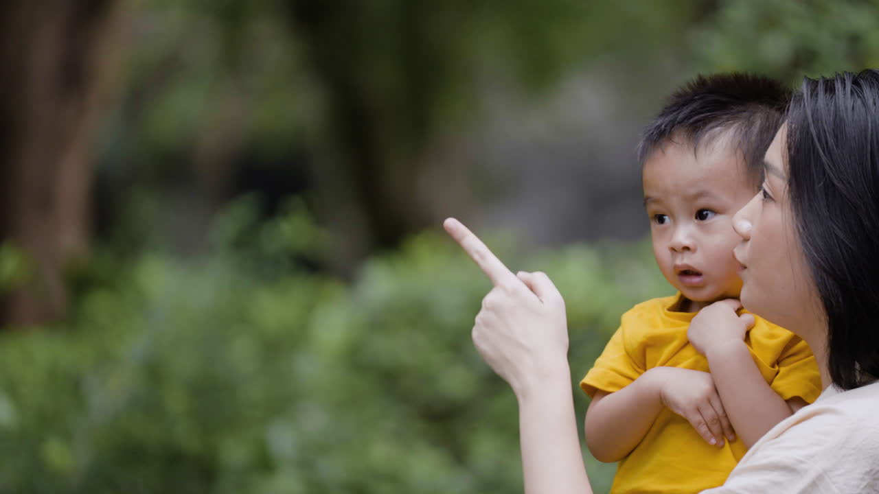 공원에 있는 아시아 가족