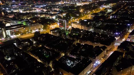 Lapso-De-Tiempo-Nocturno-Aéreo-En-4k-Del-Horizonte-Del-Centro-De-La-Ciudad-En-Stuttgart,-Alemania,-Panorámica-Hacia-Abajo