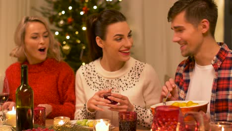 Concepto-De-Vacaciones-Y-Celebración.-Amigos-Felices-Cenando-En-Casa-Y-Comiendo-En-Navidad.