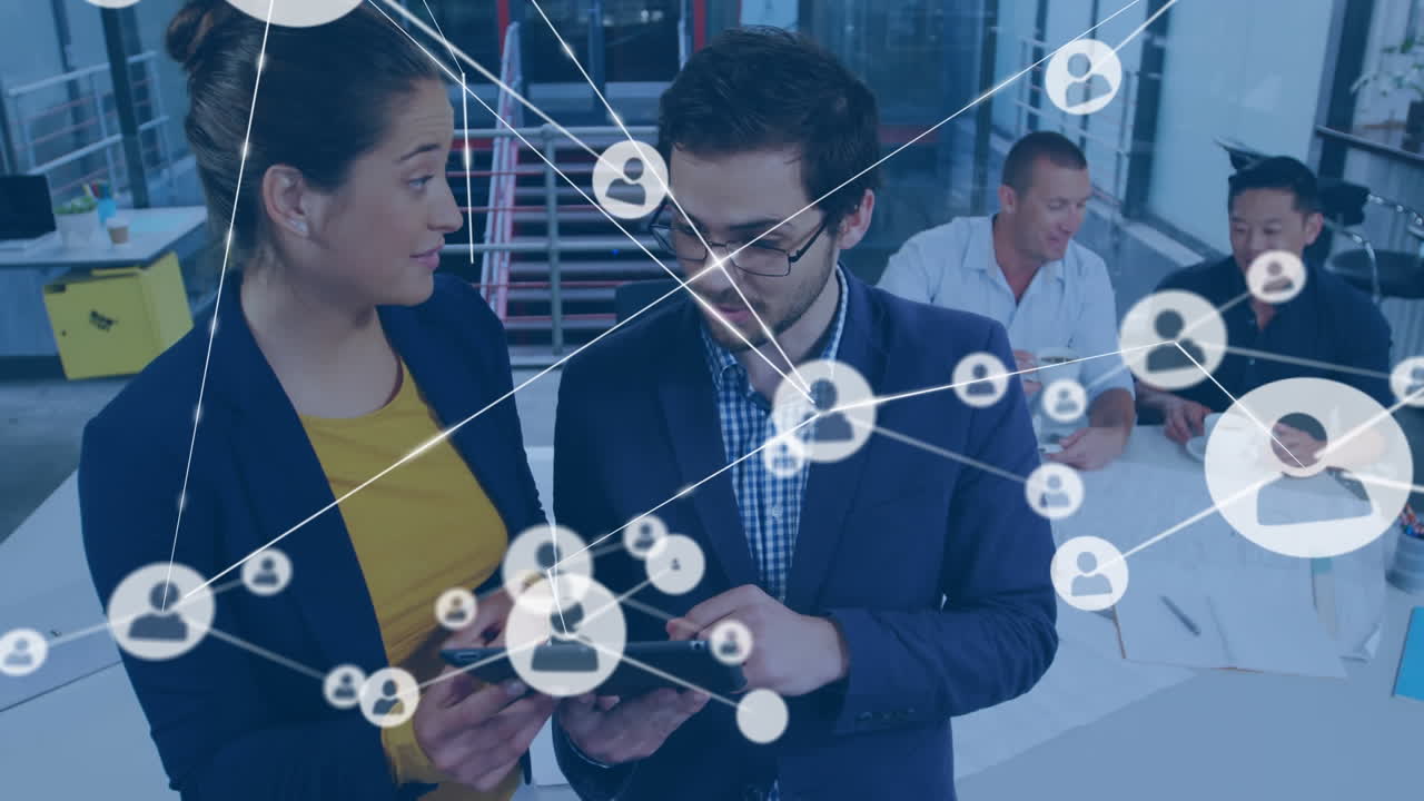 animación de la red de perfiles sobre diversos hombres y mujeres de negocios discutiendo en la oficina