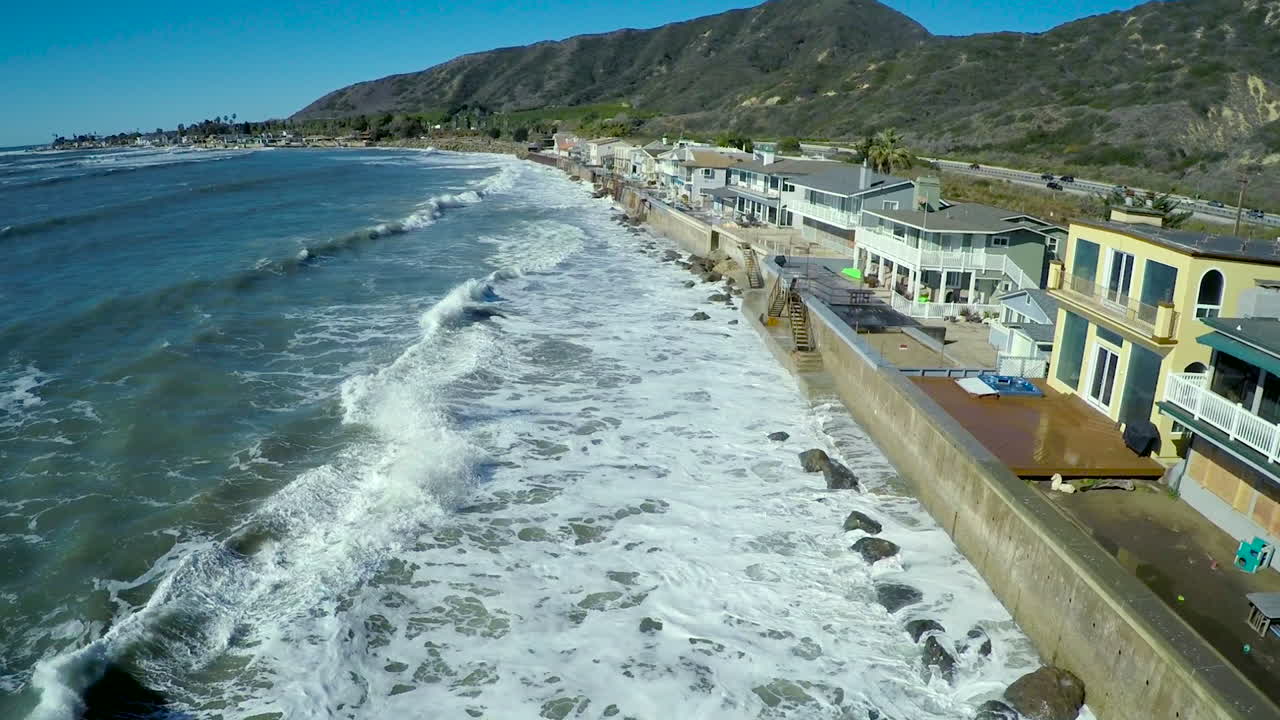 큰 폭풍 동안 캘리포니아 해안에 충돌하는 파도 위의 안테나