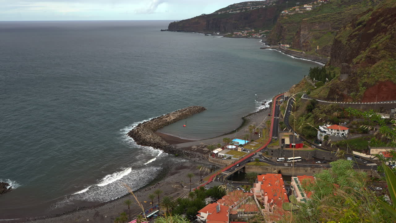 Pueblo costero con montañas y vistas al océano en Madeira, Portugal