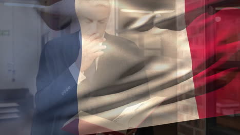 animación de la bandera de francia ondeando sobre el hombre de negocios caucásico estudiando libro en la biblioteca