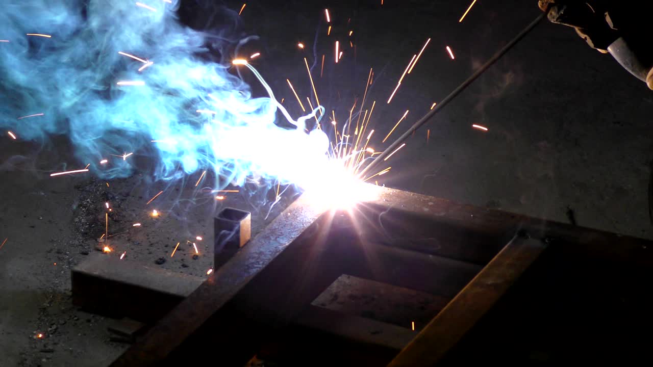 The welding with arc light and smoke of fire resulting from burning carbon