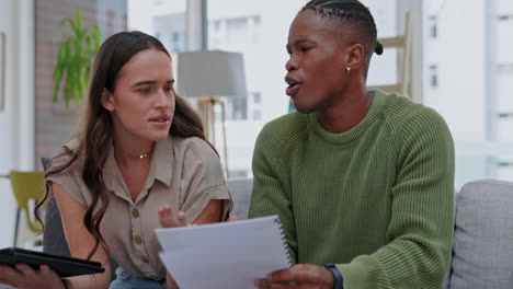 pareja interracial enojada, documentos