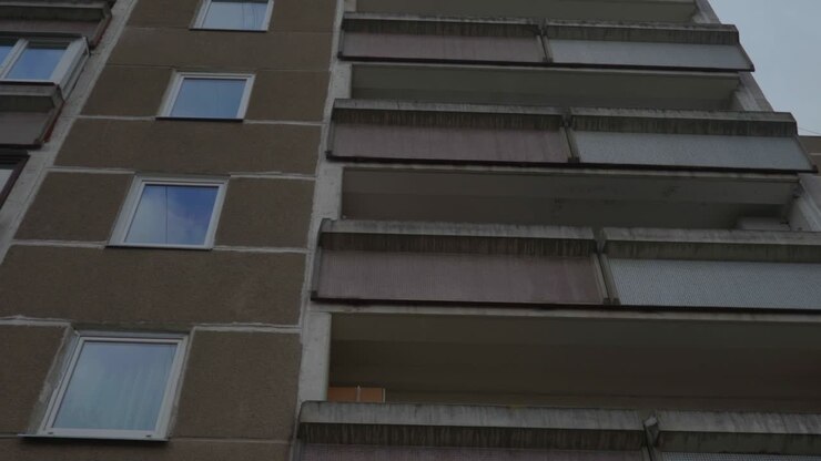 Carrellata a destra su palazzi residenziali prefabbricati ex-sovietici.