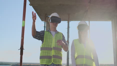 equipo de construcción o arquitecto y constructor o trabajador con cascos discuten un plan de construcción de andamios o un plan o una lista de comprobación