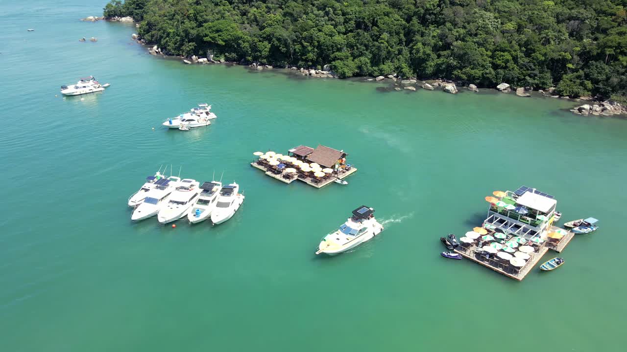 Motoscafo privato di lusso e bar galleggianti a Caixa D'Aco Beach a Porto Belo, Santa Catarina, Brasile. Ripresa aerea con drone