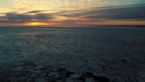 hielo agrietado flotando en el mar al atardecer durante el invierno