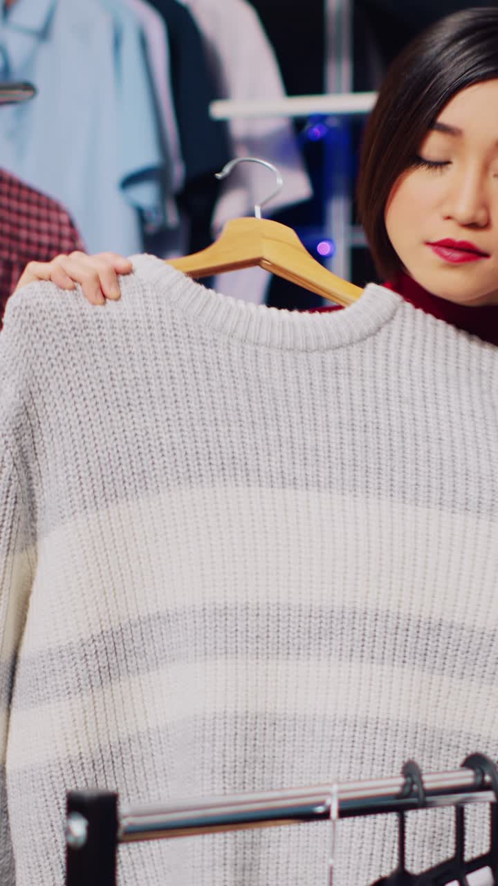 クリスマスをテーマにした服屋にいる縦型動画の顧客