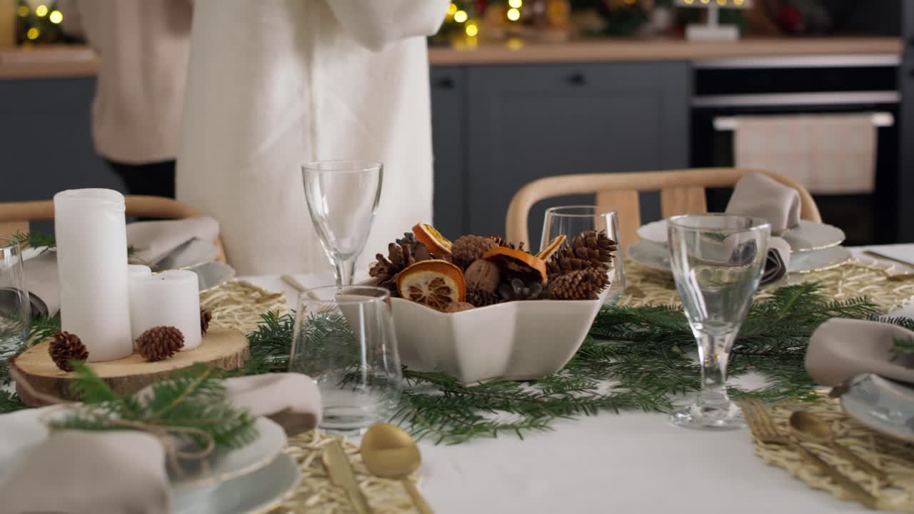 primer plano de mujeres preparando la mesa para la víspera de navidad