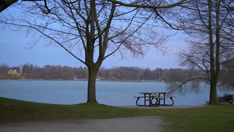 Mesa-De-Picnic-Vacía-En-Niagara-on-the-lake-Durante-El-Día-Junto-A-La-Vista-Del-Lago