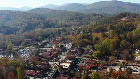 Un-Dron-Disparó-Lentamente-Mirando-Hacia-Abajo-Al-Pueblo-Alpino-De-Helen-Ga-En-El-Otoño