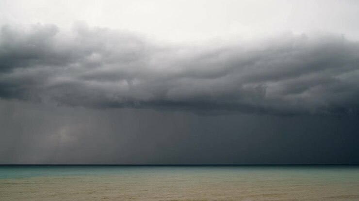 Mørke stormskyer samler sig over havet