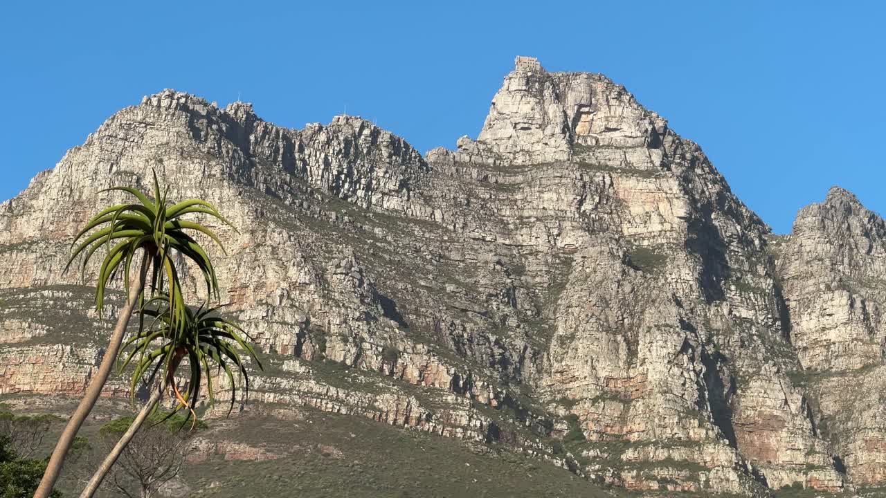 Table Mountain, Città del Capo, in un soleggiato pomeriggio autunnale.