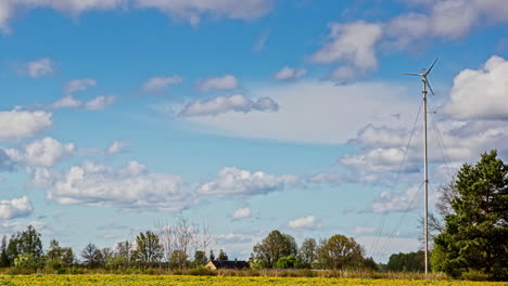 Zeitraffer-Einer-Kleinen-Windkraftanlage,-Die-Sich-In-Einer-Rapsölwiese-Dreht