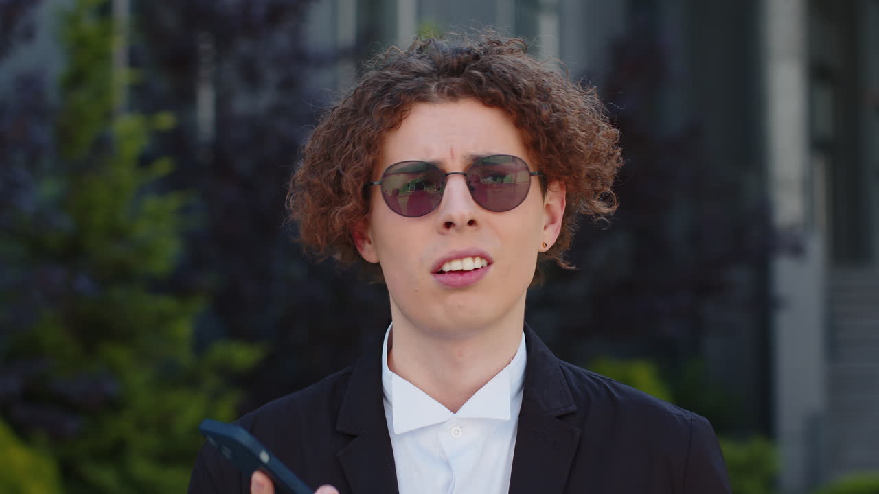 스트레스를 받고 짜증나는 사업가 휴대 전화 대화를 마치고 나쁜 소식 실패 파산