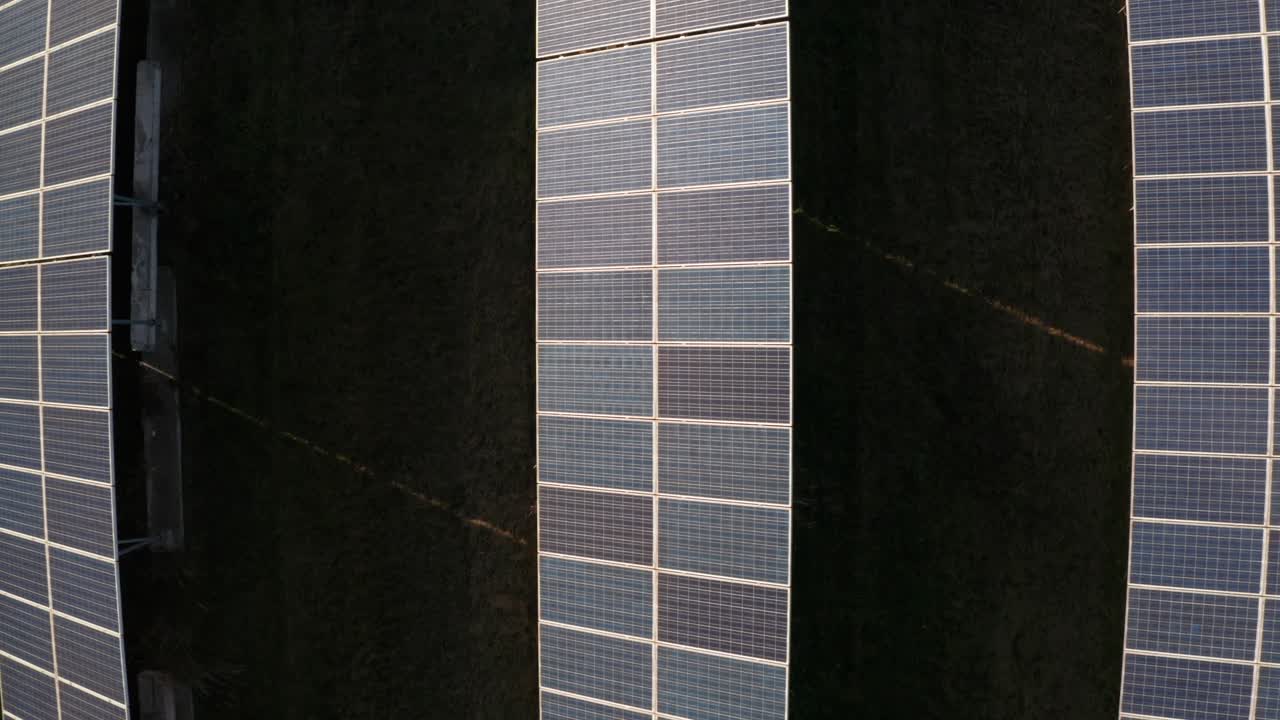 filas de paneles solares que producen energía ecológica y sostenible, vista aérea