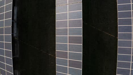 Filas-De-Paneles-Solares-Que-Producen-Energía-Ecológica-Y-Sostenible,-Vista-Aérea.