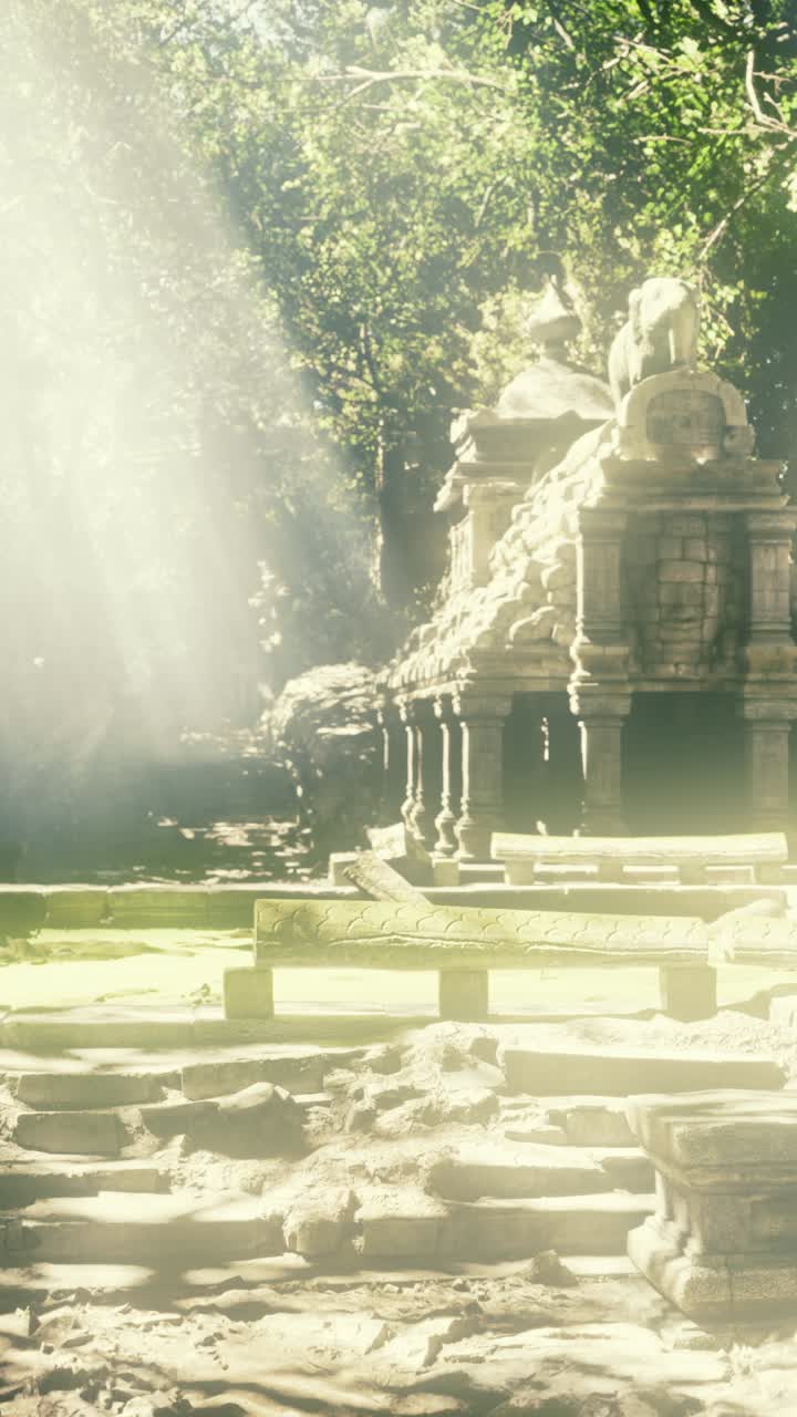 Antico santuario immerso nella luce del sole tra vegetazione lussureggiante ed elementi in pietra.