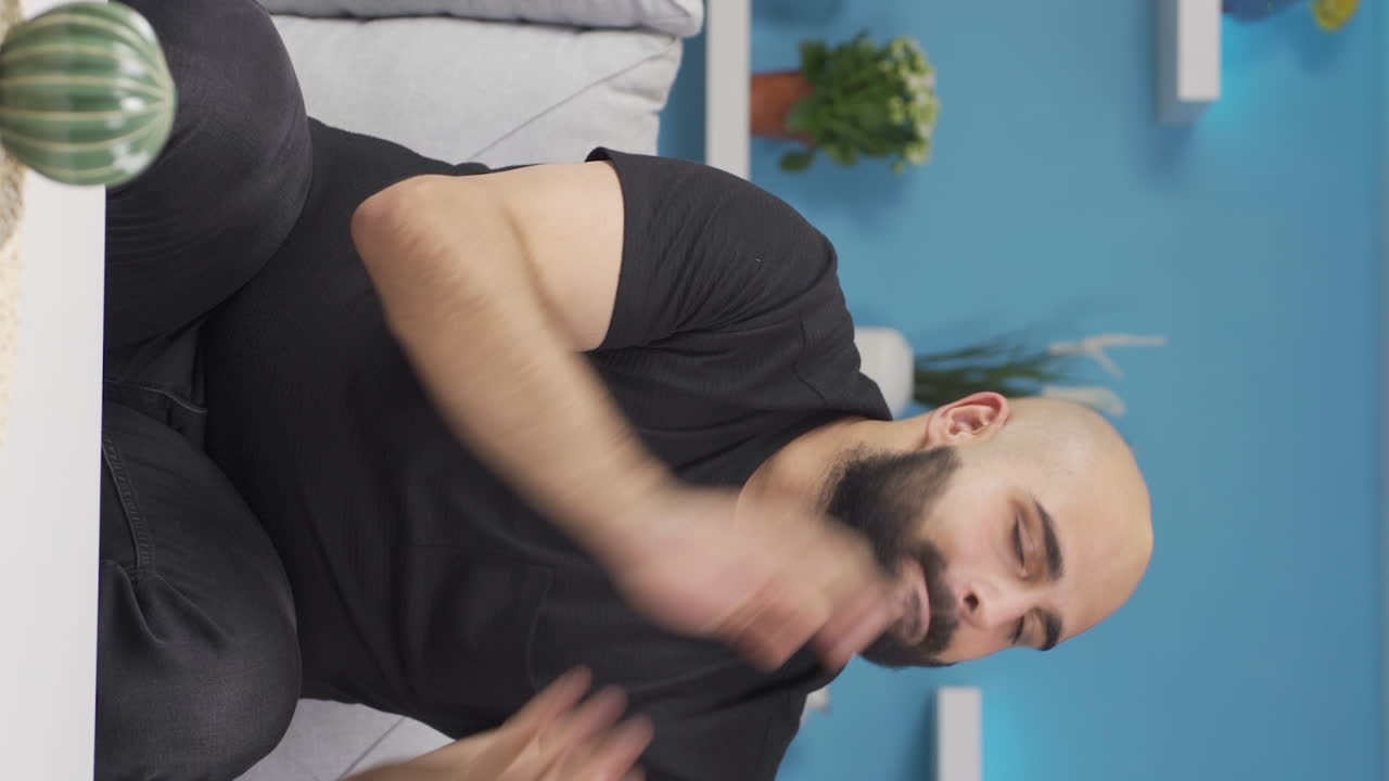 video vertical del hombre mirando a la cámara con una idea.