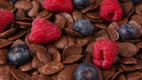 primer plano detalle de cereal de chocolate con fruta
