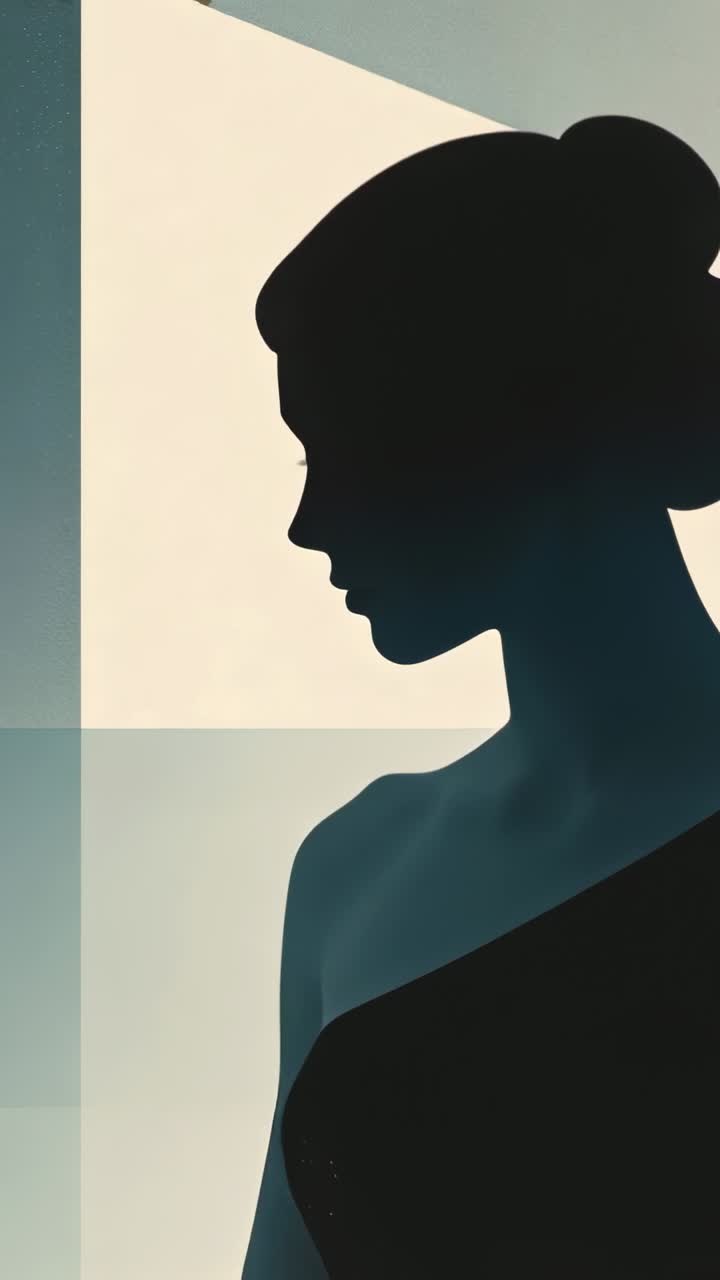 Video verticale: L'inquadratura inizia, donna in ombra che si gira in studio mostrando un top monospalla e uno chignon.