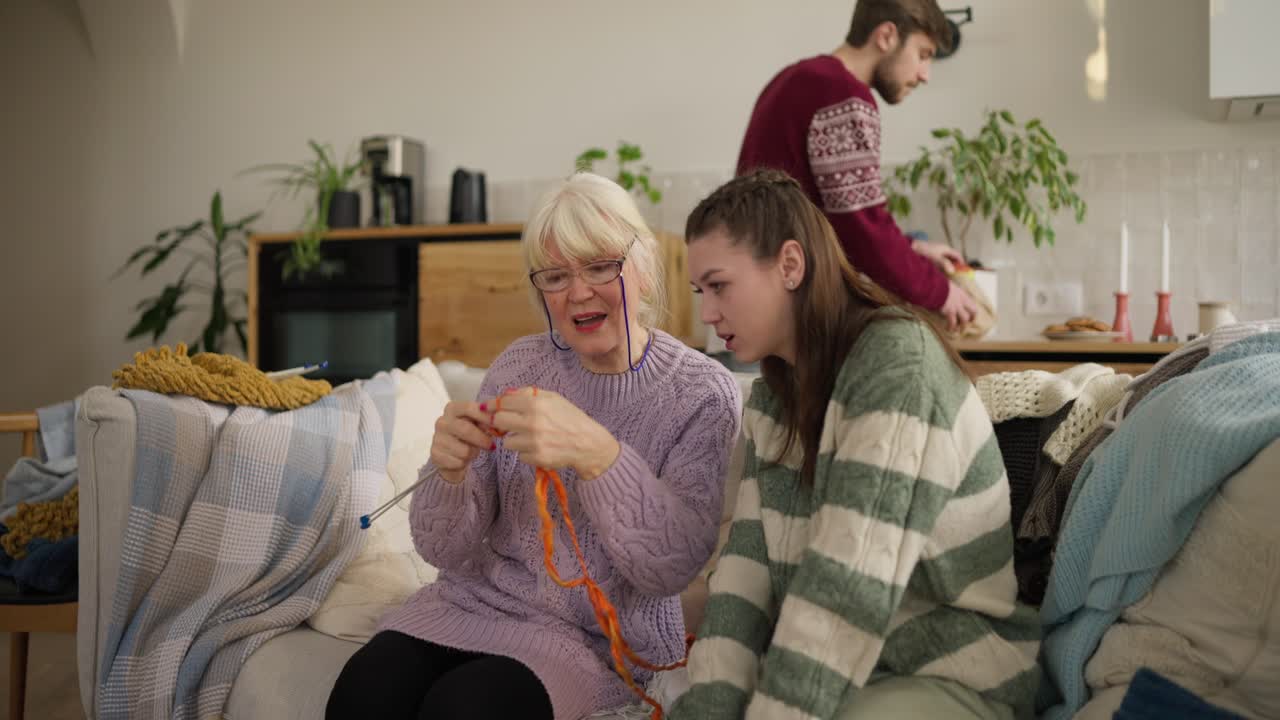 Bedstemor og barnebarn strikker sammen