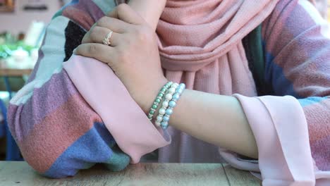 mujer con hijab y pulseras