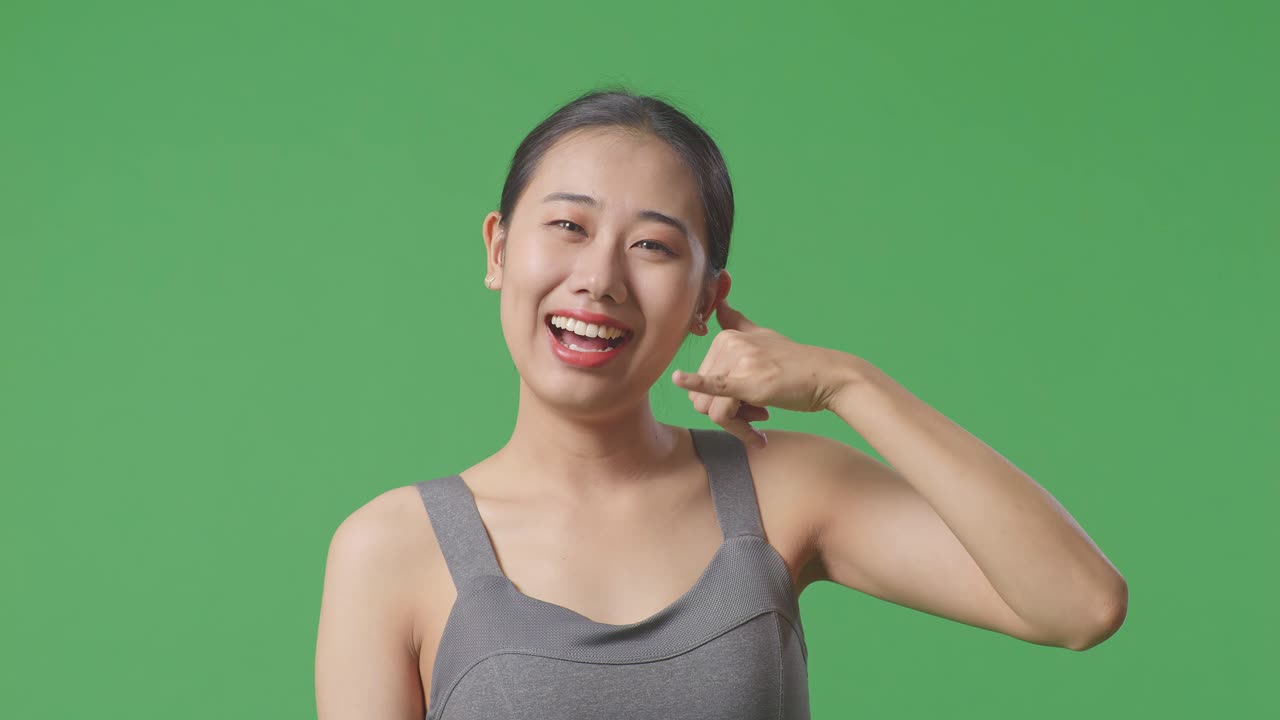 전화 제스처 를 하는 여자