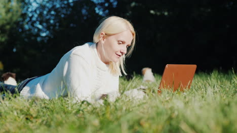 Mujer-Usa-Laptop-En-Patio-Con-Cachorros